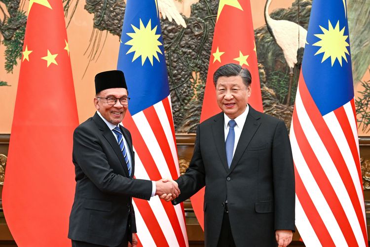 Presiden China Xi Jinping bertemu dengan Perdana Menteri Malaysia Anwar Ibrahim di Balai Agung Rakyat di Beijing, ibu kota China, pada 31 Maret 2023. 