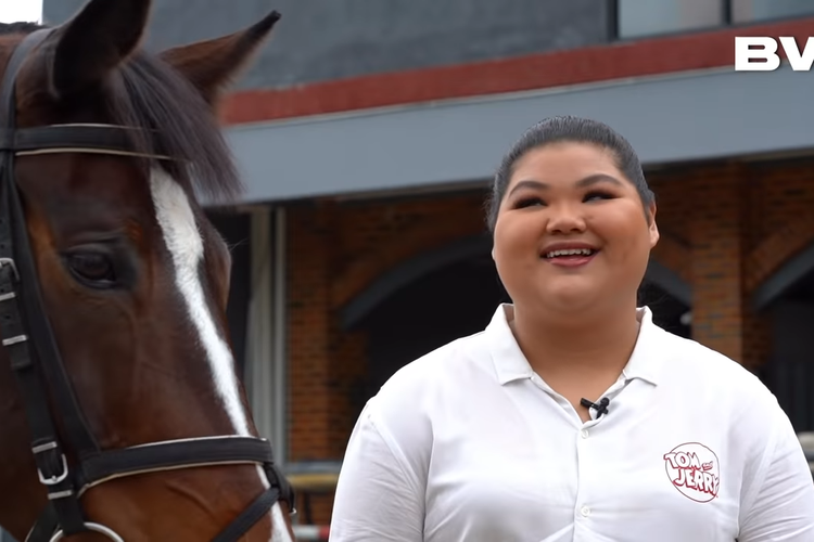 Aleta Molly saat menunjukkan pacuan kuda yang berada di belakang rumahnya