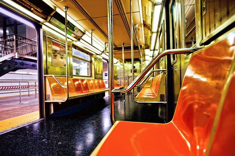 Interior bagian dalam kereta bawah tanah New York.