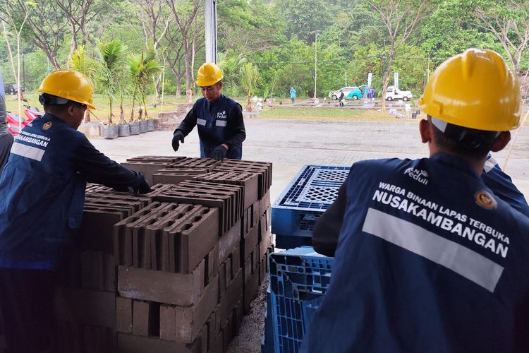 Warga Binaan Lapas Nusakambangan menjemur tumpukan batako yang baru saja selesai dicetak di Workshop FABA PLN. Melalui program pemberdayaan komunitas, FABA dimanfaatkan menjadi sumber daya yang potensial dalam pembangunan infrastruktur dan mendukung konsep sirkular ekonomi kerakyatan.
