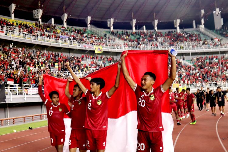 Pemain Timnas Indonesia Ginanjar Wahyu Ramadhani selebrasi ke penonton seusai pertandingan Kualifikasi Piala Asia U20 2023 melawan Vietnam yang berakhir dengan skor 3-2 di Stadion Gelora Bung Tomo Surabaya, Minggu (18/9/2022) malam.