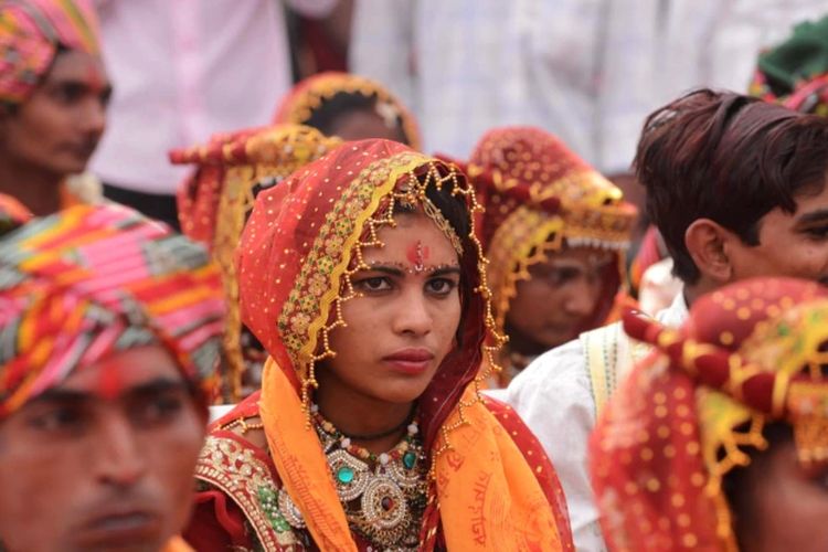 Seorang pengantin wanita terlihat selama upacara pernikahan massal untuk anggota komunitas Thakore di desa Bhuvaldi di pinggiran Ahmedabad.