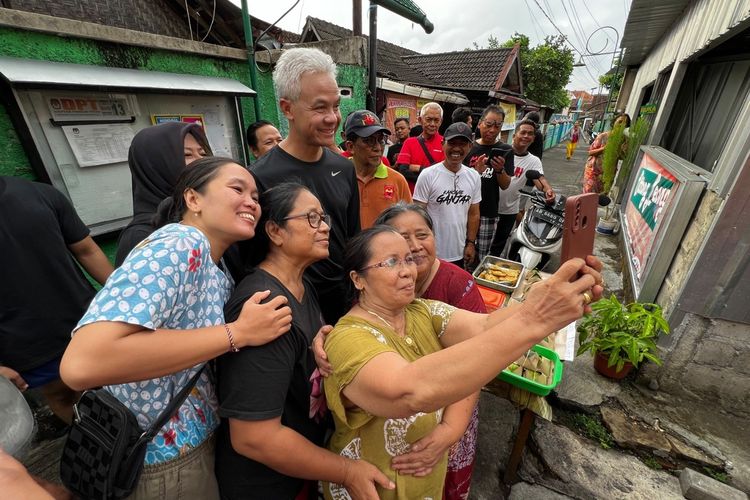 Ganjar saat diajak berfoto bersama warga Klitren Yogyakarta, Kamis (16/2/2023)