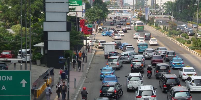 Ilustrasi volume kendaraan di kawasan Bundaran HI, tepatnya di jalan masuk mal Grand Indonesia.