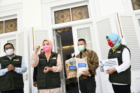 Paguyuban Hegarmanah Bandung Serahkan Paket Sembako untuk Warga Terdampak Covid-19