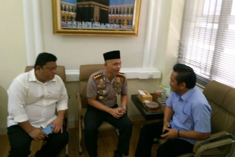 Kapolrestabes Bandung Kombes Hendro Pandowo dan Kasatreskrim Polrestabes Bandung AKBP M Yoris tengah berkunjung ke Kantor Masjid PP Persis di Jalan Perintis Kemerdekaan, Kota Bandung, seusai melaksanakan shalat berjemaah di Masjid PP Persis, Senin (19/2/2018).