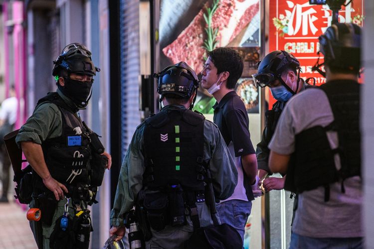 Seorang demonstran bernama Ted Hui (tengah) ditangkap polisi saat demonstrasi pro-demokrasi di Hong Kong. Penangkapan terjadi di Causeway Bay, Hong Kong, 12 Juni 2020.