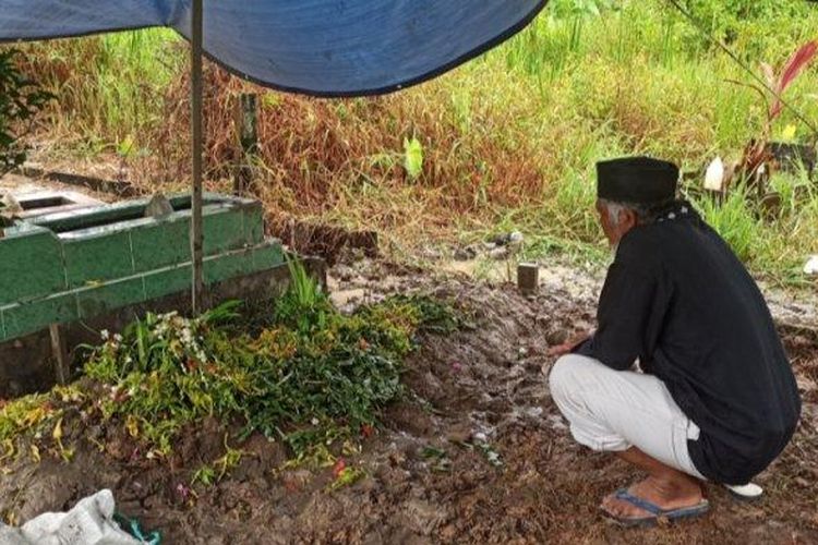 Ayah Almarhum Ahmad Nayada, Khairullah (60) berdoa di depan makam anaknya di Jalan Kelayan B, Kompleks H Arpan, Kelurahan Kelayan Timur, Banjarmasin Selatan Selasa (19/4/2022) 