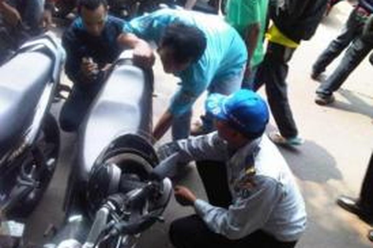 Petugas Dinas Perhubungan merazia ratusan motor yang diparkir tidak pada tempatnya di depan ITC Roxy Mas, Selasa (17/9/2013).