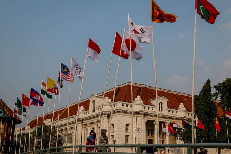 Bendera negara peserta Asian Games 2018 terpasang di Kawasan Kota Tua, Jakarta, Jumat (20/7/2018). Bendera tersebut terpasang dengan menggunakan bambu sebagai tiangnya dalam rangka menyambut Asian Games pada 18 Agustus mendatang.