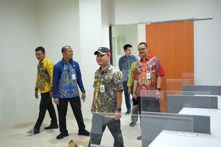 Penjabat Sementara (Pjs) Bupati Hulu Sungai Tengah (HST) Faried Fakhmansyah saat meninjau langsung progres pembangunan Mal Pelayanan Publik (MPP) di Kabupaten HST, Kamis (14/11/2024).