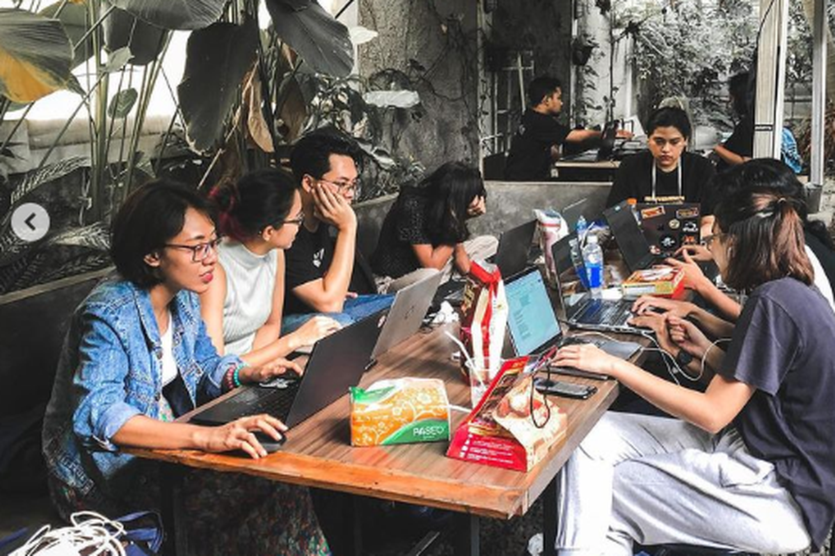 Beberapa orang mengerjakan tugas di Baratdaya Coffee Depok