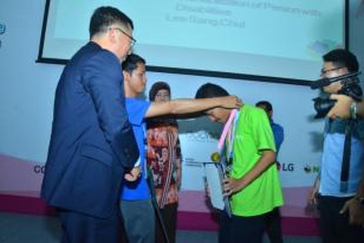 Pramuditaya Dyan Prabaswara (20) menjadi juara di Global IT Challenge for Youth with Disabilities (GITC) 2015 yang diadakan di Universitas Multimedia Nusantara.