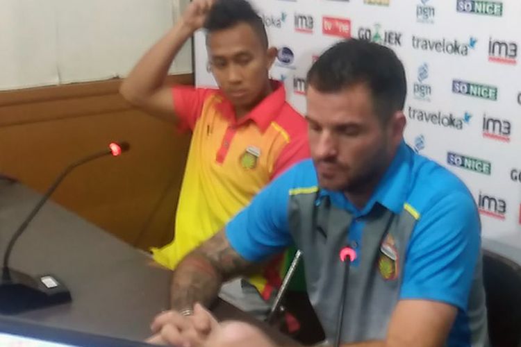 Pelatih Bhayangkara FC Simon McMenemy (kanan) bersama Antoni Putro Nugroho, selepas pertandingan lawan Persela Lamongan, Senin (17/7/2017).