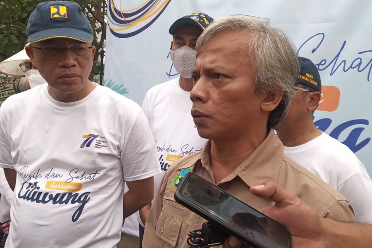 Direktur Bina Operasi dan Pemeliharaan Ditjen SDA Adenan Rasyid dan Kepala BBWS Ciliwung Cisadane Bambang Heri dalam acara Bersih dan Sehat Sungai Ciliwung, Jumat (2/12/2022).