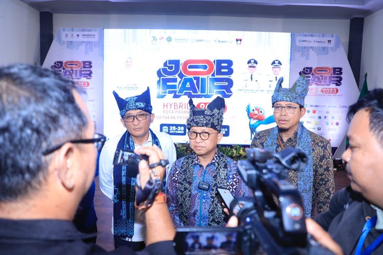 Sekretaris Jenderal (Sekjen) Kementerian Ketenagakerjaan (Kemenaker) Anwar Sanusi membuka Job Fair Hybrid Kota Padang 2023 di Gedung Youth Center, Padang, Sumatera Barat (Sumbar), Rabu (25/10/2023).

