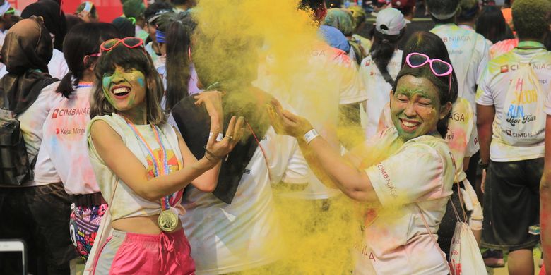 Peserta The Color Run CIMB Niaga 2019 di kawasan parkir timur Senayan, Minggu (12/10).