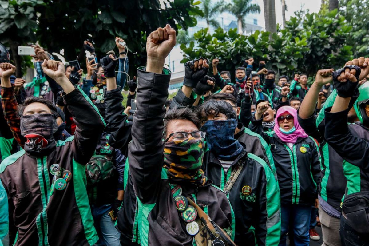 Pengemudi ojek online yang tergabung dalam komunitas Gerakan Aksi Roda Dua (Garda) melakukan aksi unjuk rasa ke Kantor Pusat Grab di Lippo Kuningan, Jakarta, Rabu (19/9/2018). Terdapat tiga tuntutan pada aksi tersebut yaitu adanya perjanjian kemitraan antara aplikator dan pengemudi ojekonlineyang adil dan transparan, aplikator menggunakan mekanisme tarif dasar berdasarkan rumus transportasi, bukansupply demandalgoritma, dan menghilangkan potongan komisi 20 persen bagi aplikator.