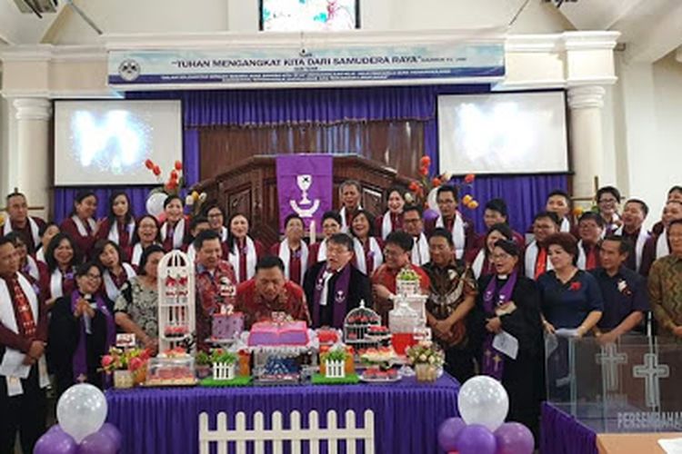 Gubernur Sulawesi Utara Olly Dondokambey, bersama Wakil Gubernur Steven  Kandouw dan Sekdaprov Edwin Silangen menghadiri ibadah syukur HUT ke-52 serta pentahbisan dan peresmian Pastori Jemaat GMIM Eben Haezer Bumi Beringin Manado, Minggu (17/3/2019) pagi.
