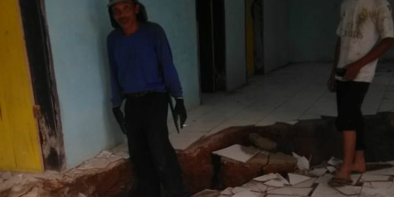 Gerakan tanah menyebabkan lantai tanah ambles sedalam 30 sentimeter di Dusun Cilimus, Desa Indragiri, Kecamatan Panawangan, Kabupaten Ciamis, Jawa Barat.