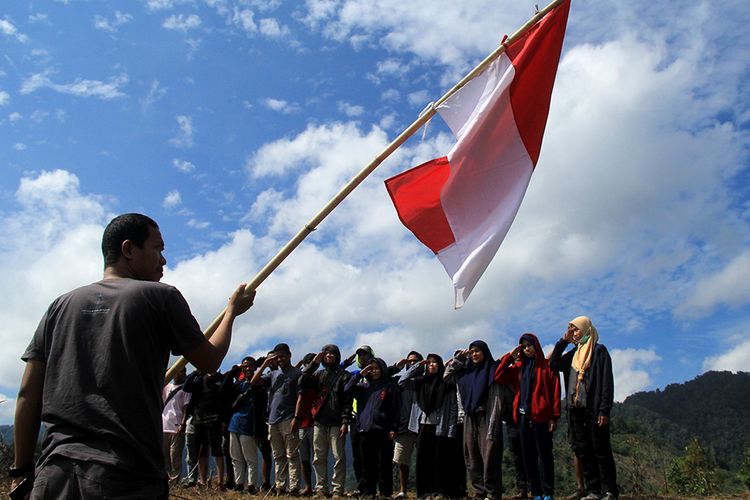 Sejumlah pemuda Kalukku melakukan upacara bendera di atas gunung Marano, Bebanga, Mamuju, Sulawesi Barat, Minggu (10/11/2019). Upacara Bendera di atas bukit tersebut bertujuan memperingati Hari Pahlawan Nasional dan dirangkaikan dengan bersih- bersih sampah diatas pegunungan. ANTARA FOTO/ Akbar Tado/hp.