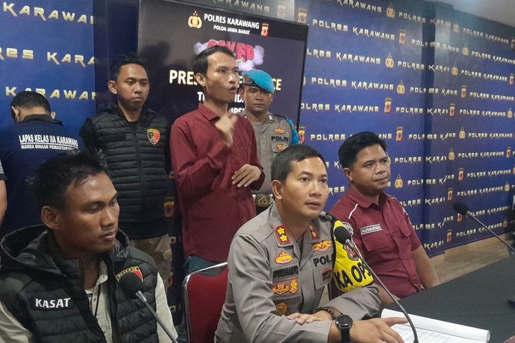 Kapolres Karawang AKBP Wirdhanto Hadicaksono (kedua dari kanan) bersama jajaran saat memberikan keterangan pers kasus korupsi Dana Desa di Mapolres Karawang, Jawa Barat, Selasa (6/2/2024).