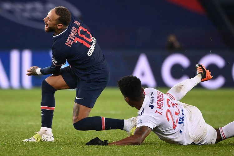 Penyerang Brasil Paris Saint-Germain Neymar (kiri) dijegal oleh bek Lyon asal Belanda Kenny Tete selama pertandingan sepak bola L1 Prancis antara Paris Saint-Germain (PSG) dan Lyon (OL), pada 13 Desember 2020 di stadion Parc des Princes di