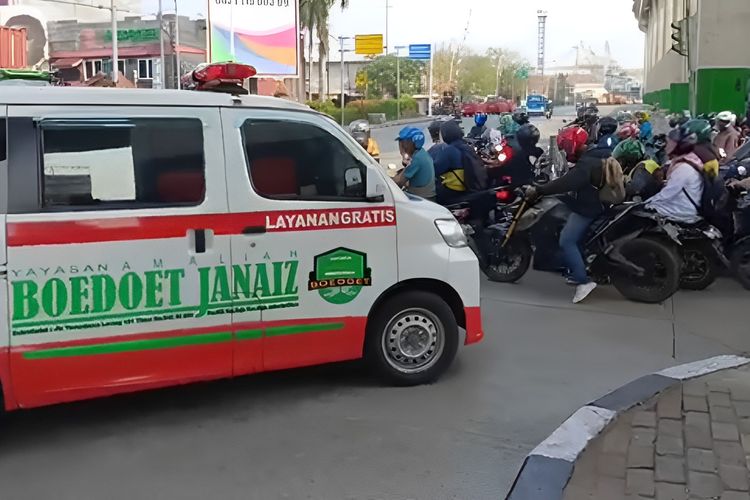 Pengemudi ambulans di Persimpangan Mambo, Jakarta Utara, terpaksa menunggu sementara waktu akibat ulah para pengendara nakal yang melanggar lalu lintas, Senin (13/11/2023). 
