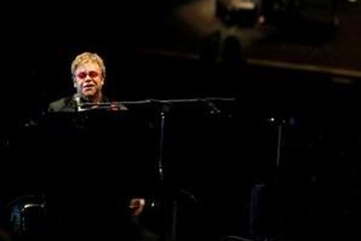 Penyanyi Inggris Elton John tampil pada penutupan pacuan kuda Dubai World Cup di Meydan, Uni Emirat Arab, 27 Maret 2010. 