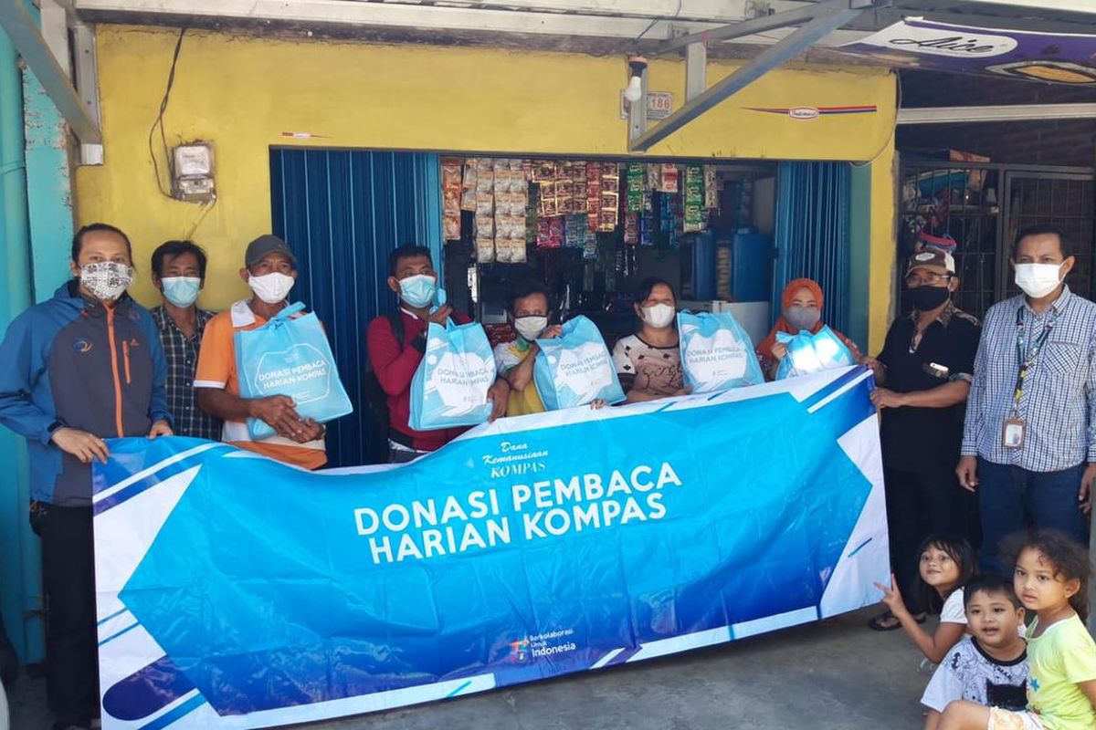 Forum Komunikasi Daerah Kompas Gramedia wilayah Semarang menyalurkan 300 paket bantuan kebutuhan pokok dari Yayasan Dana Kemanusiaan Kompas (DKK) kepada warga di kawasan Gunung Brintik, Kelurahan Randusari, Kecamatan Semarang Selatan, Jawa Tengah, Kamis (29/7/2021). Bantuan dari pembaca harian Kompas tersebut diharapkan meringankan beban warga, terutama kalangan miskin yang terdampak pandemi Covid-19.