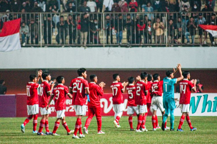 Skuad timnas U16 Indonesia menyapa suporter usai mengalahkan Vietnam 2-1 di Stadion Maguwoharjo, Sleman, Sabtu (7/8/2022) malam WIB. Selanjutnya, Indonesia akan melawan Myanmar pada semifinal Piala AFF U16 2022, Rabu (10/8/2022). Link live streaming Indonesia vs Myanmar ada di artikel ini.