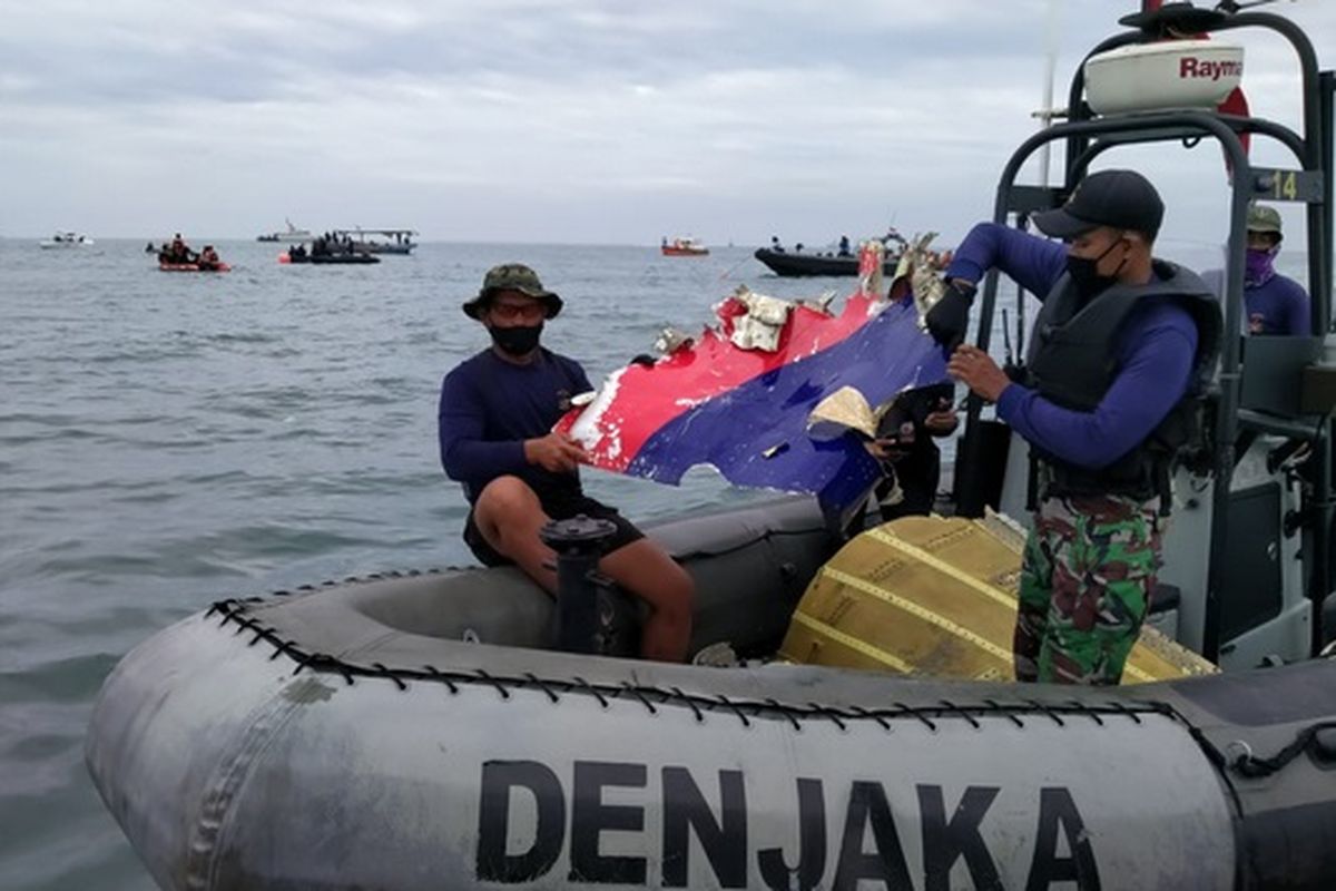 Tim SAR Gabungan dari Detasemen Jalamangkara (Denjaka) TNI AL menemukan serpihan pesawat Sriwijaya Air di antara pulau Laki dan Pulau Lacang Perairan Kepulauan Seribu, Jakarta, Minggu (10/01/2021) pagi.