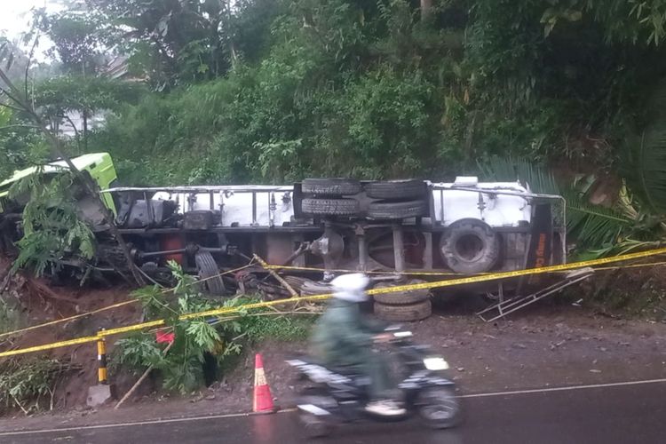 Kerabat Korban Kecelakaan Maut Purworejo Nyaris Ditabrak Truk Saat Gelar Doa Bersama