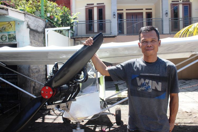 Ujang Elan Kusmana (42) , montir bengkel asal Cianjur, Jawa Barat, bersama pesawat terbang rakitannya jenis ultralight.