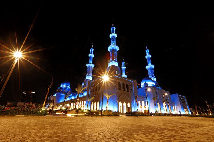 Nampak Masjid Sheikh Zayed Solo pada malam hari 