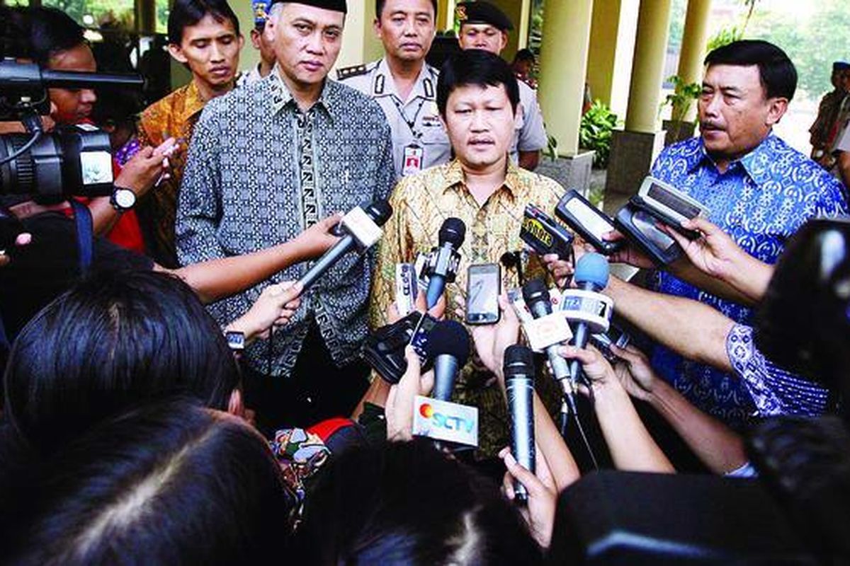 Pimpinan Komisi Pemberantasan Korupsi, Haryono Umar (tengah) dan M Jasin (kiri), memberikan keterangan kepada wartawan seusai berkoordinasi dengan Kepala Polri di Mabes Polri, Jakarta, Jumat (14/5). Mereka membahas tentang perkembangan kasus Bank Century dan status empat penyidik Polri yang saat ini bekerja di KPK.