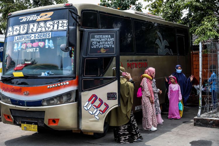 Calon penumpang bersiap naik bus di Terminal Kalideres, Jakarta Barat, Jumat (24/4/2020). Presiden RI Joko Widodo memutuskan untuk melarang mudik lebaran 2020 di tengah pandemi COVID-19 mulai 24 April guna mencegah perluasan penyebaran COVID-19 di wilayah Indonesia.