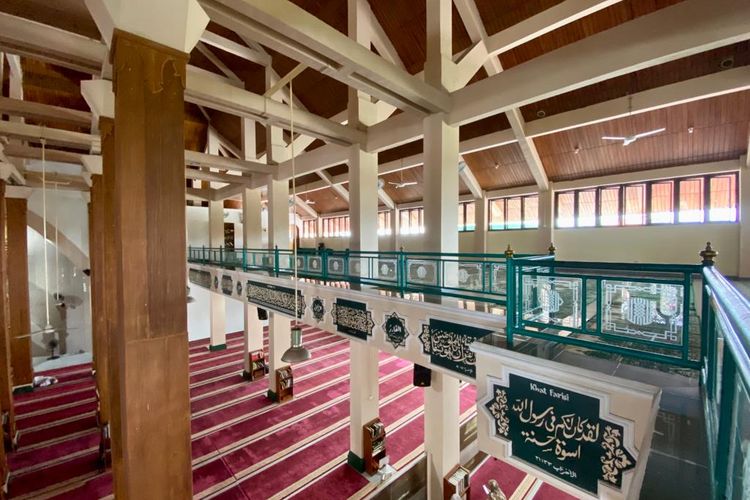 Tiang yang banyak dan megah di Masjid Agung Darussalam Cilacap, Jawa Tengah. 