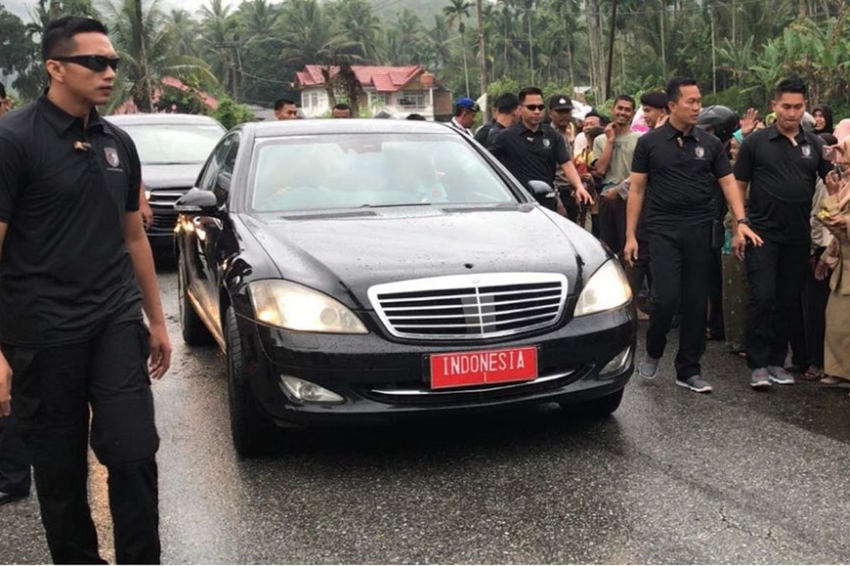 Mobil kepresidenan Indonesia-1 yang ditumpangi Presiden Joko Widodo dan Ibu Negara Iriana Jokowi saat kunjungan kerja di Provinsi Sumatera Barat, Kamis (8/2/2018).