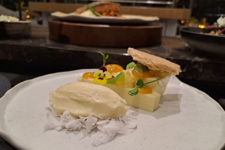 East Indies elegance meets Minahasan warmth, klappertaart klasik berisi kelapa muda dan kismis, disempurnakan es krim kopyor. 