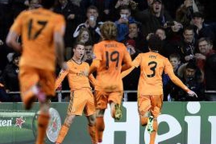 Gelandang Real Madrid, Cristiano ROnaldo merayakan golnya ke gawang Kopenhagen, pada pertandingan pertandingan keenam Grup B Liga Champions, di Parken, Kopenhagen, Selasa (10/12/2013).