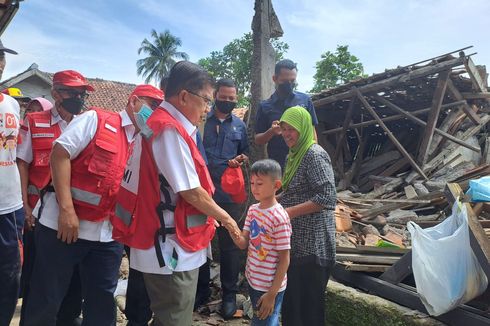 Jusuf Kalla Tenangkan Korban Gempa Cianjur: Sabar Ya, Pemerintah Pasti Bantu