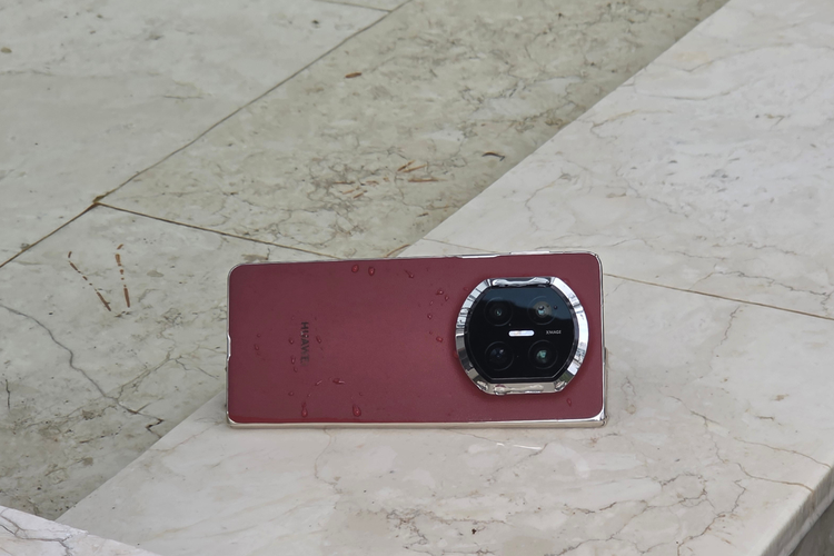 Huawei Mate X7 telah mengantongi sertifikasi IP58 dan IP59, menandakan perangkat ini tahan terhadap paparan air.