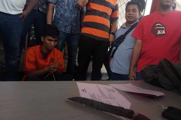 MSJ alias Marmada (21),  salah satu tersangka pembegal taksi online, saat berada di Polresta Palembang, Selasa (12/11/2019). Dalam aksi begal tersebut, Marmada dan rekannya BS yang kini DPO telah melukai korban Nopa Hadinata (37) dengan 23 tusukan.