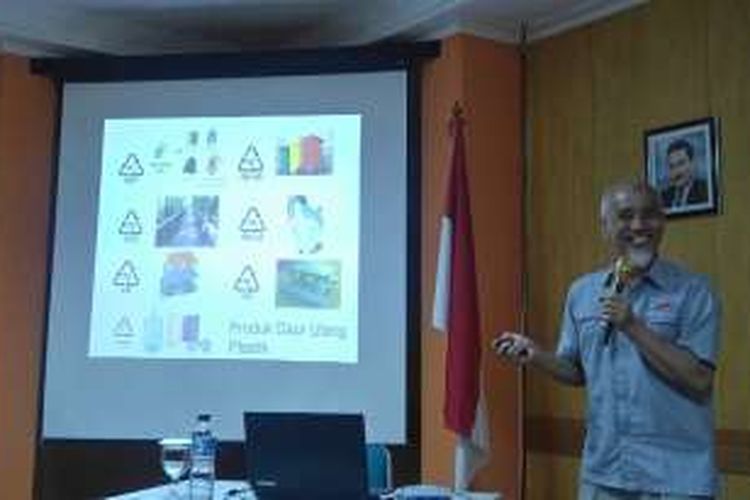 Principal Engineer Sentra Teknologi Polimer Badan Pengkajian dan Penerapan Teknologi (BPPT) Johan A. Nasiri menerangkan soal daur ulang material plastik, Selasa (5/4/2016) di Balai Teknologi Polimer BPPT.