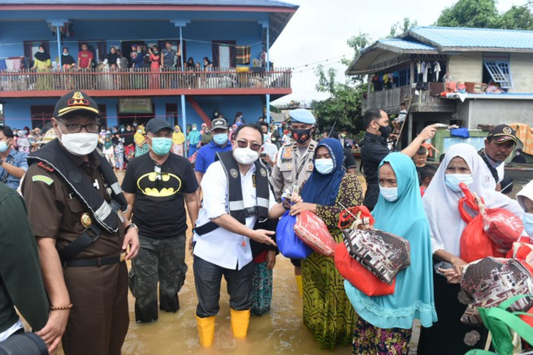 Tim Kunjungan Kerja Spesifik Komisi III DPR memberikan bantuan berupa 2000 paket sembako kepada masyarakat yang terdampak akibat bencana banjir di Kabupaten Banjar, Kalsel, Kamis (4/2/2021). 