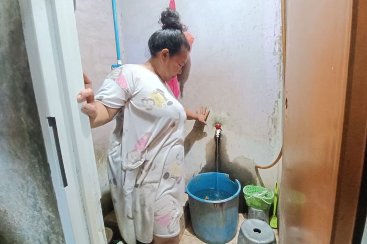 Debit air yang mengecil di rumah warga RT 007/RW 10 Klender bernama Gimun (48) dan Suryati (50) di Duren Sawit, Jakarta Timur, Senin (16/10/2023).