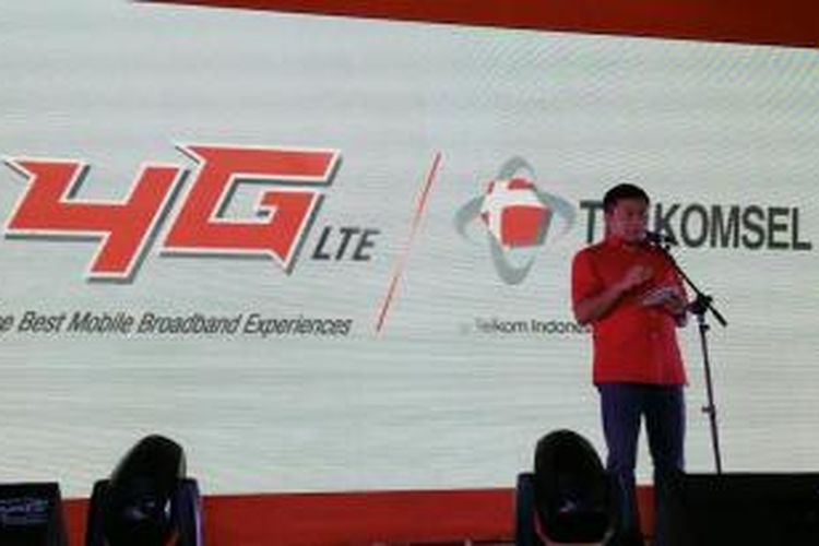 Dirut Telkomsel, Ririek Adriansyah, meresmikan 4G LTE Telkomsel di Makassar.
