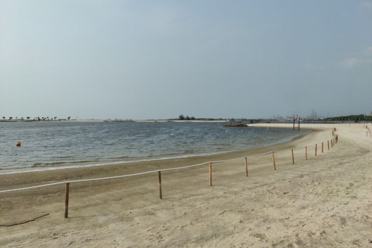 Suasana pantai Ancol yang lengang dan tak ada pengunjung berenang di pantai, Sabtu (27/6/2020). Pihak Ancol melarang adanya aktivitas berenang di pantai selama masa pandemi.