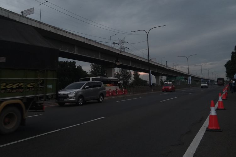 Persiapan one way di kilometer 47 tol Jakarta-Cikampek, Kamis (28/4/2022).